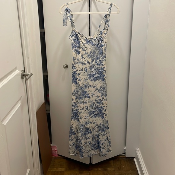 Reformation floral dress size 4. Fits as a 2/4. Worn once. Excellent condition - Picture 3 of 5
